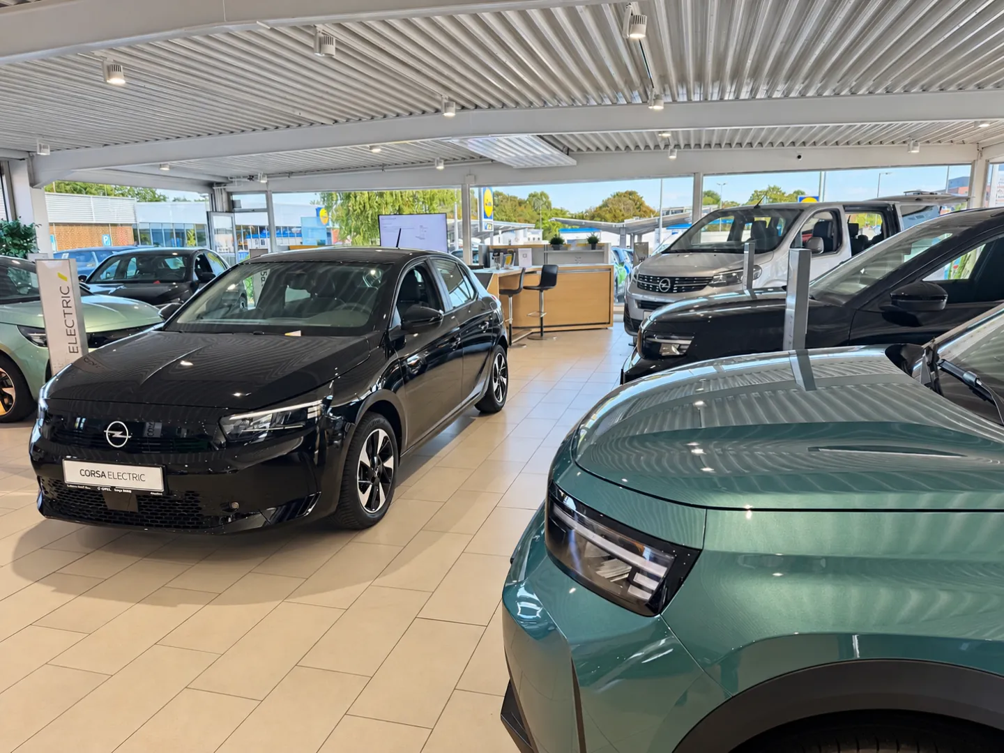 Showroom des Autohauses Harry Thiele mit aktuellen Opel-Modellen